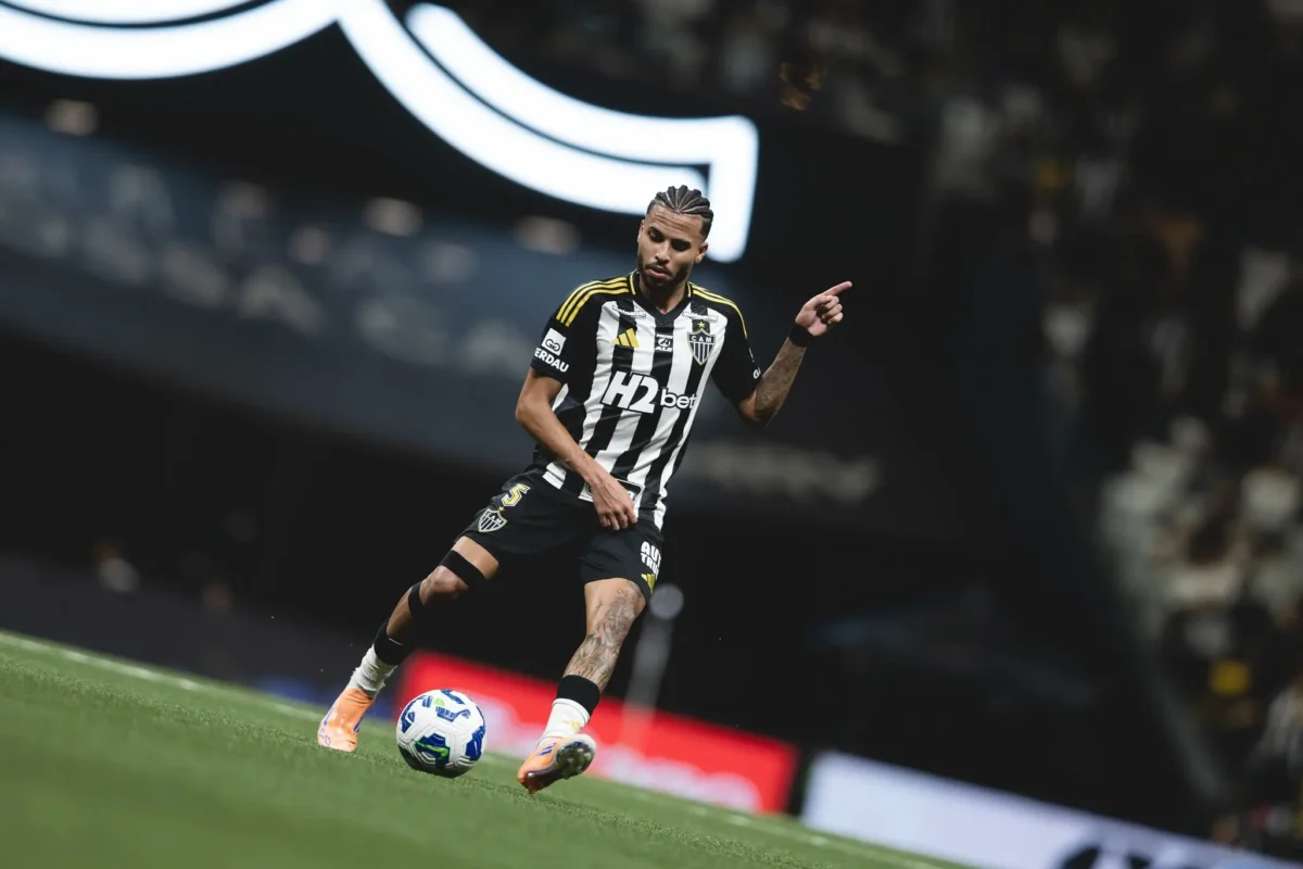 Alexsander Retorna de Lesão e Se Firma como Titular, Intensificando Disputa no Atlético-MG