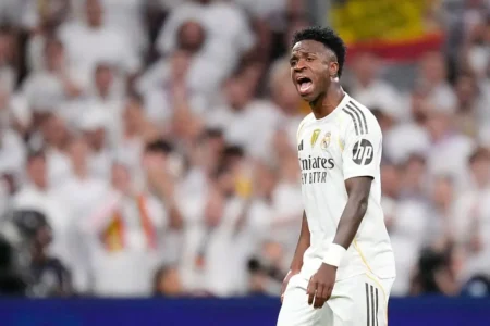 Ancelotti confirma: Vini Jr. admite "erro" em reclamação por substituição no Real Madrid