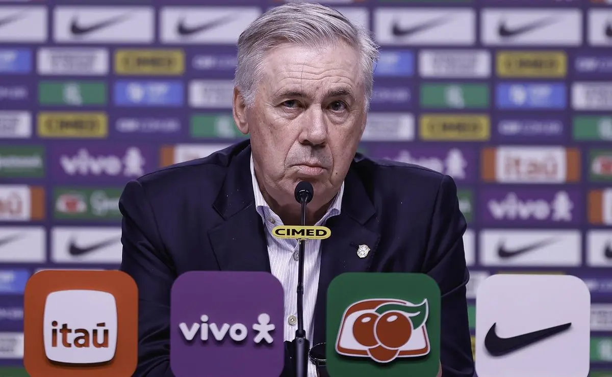 Ancelotti critica técnicos brasileiros e Emerson Leão responde: Não gosto de estrangeiros Ancelotti critica técnicos brasileiros e Emerson Leão responde: "Não gosto de estrangeiros"