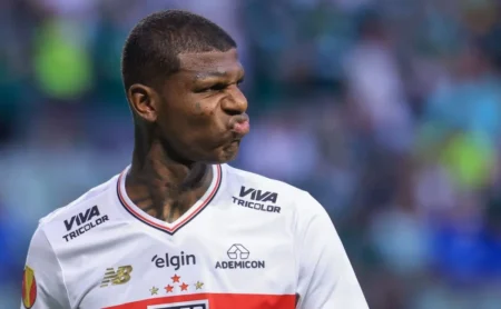 Arboleda é o 13º desfalque por lesão e agrava a crise no São Paulo