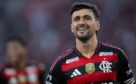 Arrascaeta a um passo de igualar recorde histórico de Zico e Adílio no Flamengo