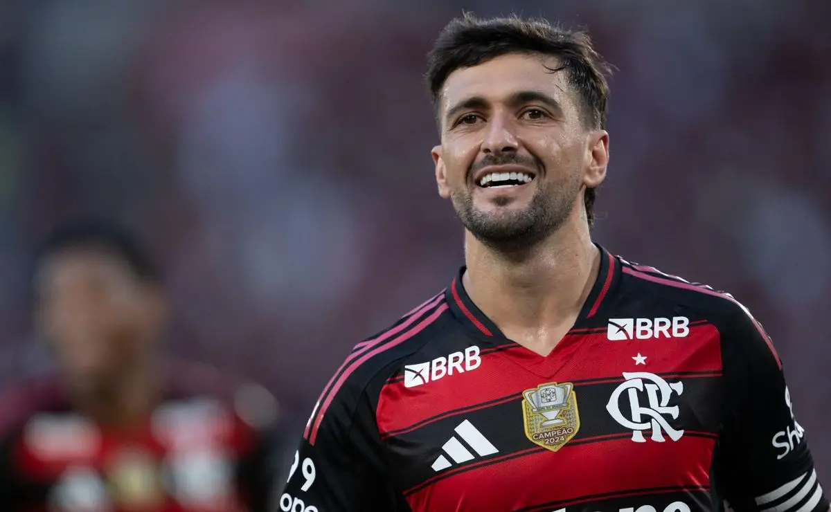 Arrascaeta a um passo de igualar recorde histórico de Zico e Adílio no Flamengo