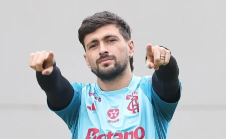 Arrascaeta e mais seis: Flamengo encara o Sport com sete pendurados no Brasileirão e Filipe Luís com novidade