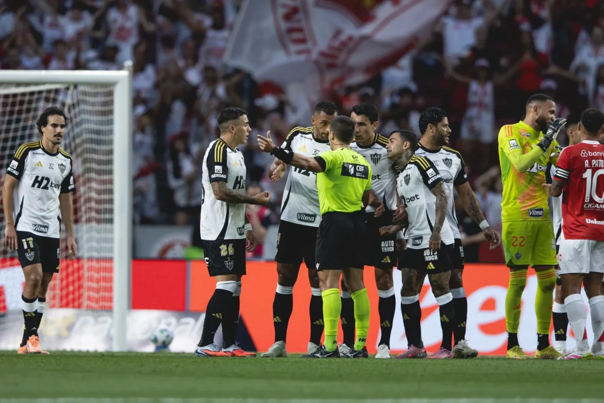 Atlético-MG Exige Mudança Radical na Arbitragem Pós-Polêmicas Contra o Inter: "Inadmissível"