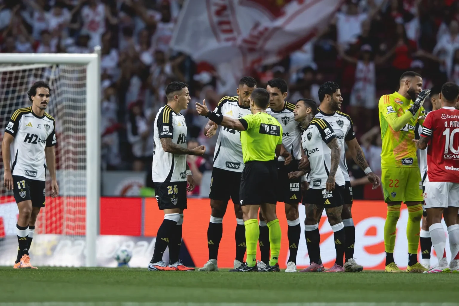 Atlético-MG Exige Mudança Radical na Arbitragem Pós-Polêmicas Contra o Inter: "Inadmissível"