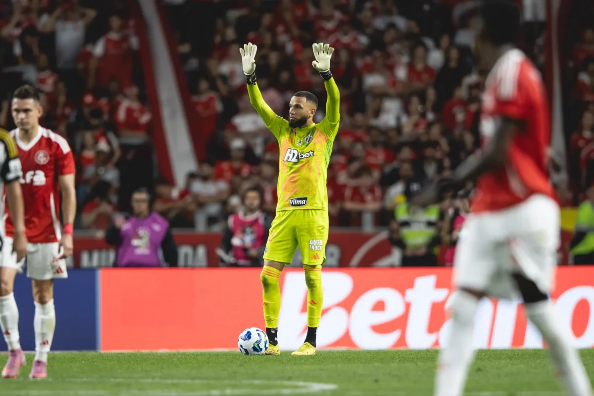 Atlético-MG: Ponto Valioso Contra Arbitragem Desastrosa em Jogo Direto