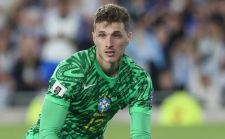 Bento causa apreensão na torcida brasileira e quase se complica com saídas da área