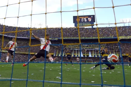 Boca Juniors vence River Plate na Bombonera, assegura vaga na Libertadores e complica o rival