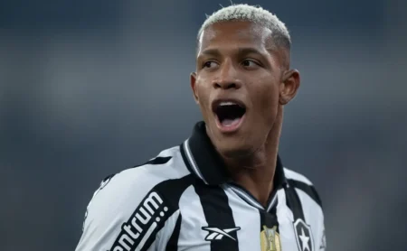 Botafogo visa volante ‘box to box’ após contratação de Danilo Botafogo visa volante 'box to box' após contratação de Danilo