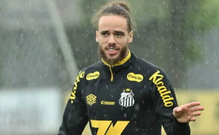 Brahimi expressa desejo de permanência no Santos, mas se frustra com embate de narrativas entre Teixeira e Vojvoda