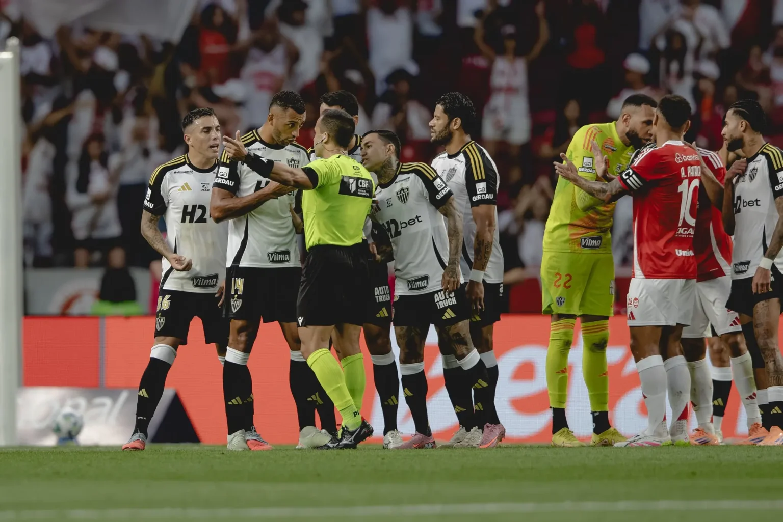 CBF Revela Análise do VAR em Lances Polêmicos de Internacional x Atlético-MG