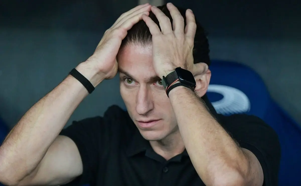 Calendário apertado: Maratona de jogos desafia Filipe Luís no Flamengo em mês crucial da Libertadores e Brasileirão Calendário apertado: Maratona de jogos desafia Filipe Luís no Flamengo em mês crucial da Libertadores e Brasileirão