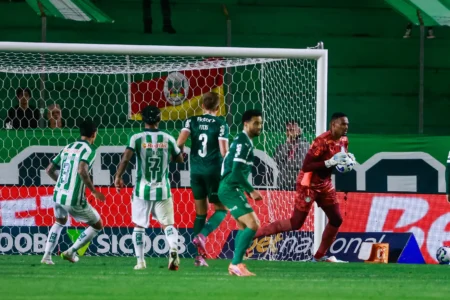 Carlos Miguel Elogia Elenco Pós-Vitória do Palmeiras e Afirma: Foco para Ser Campeão Carlos Miguel Elogia Elenco Pós-Vitória do Palmeiras e Afirma: "Foco para Ser Campeão"