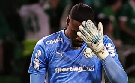 Carlos Miguel vira alvo em derrota com jejum de invencibilidade quebrado após 4 jogos Carlos Miguel vira alvo em derrota com jejum de invencibilidade quebrado após 4 jogos