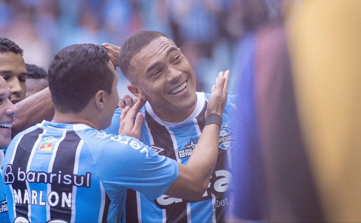 Carlos Vinícius: Do veto no Corinthians ao brilho no Grêmio, mira na Seleção antes do reencontro Carlos Vinícius: Do veto no Corinthians ao brilho no Grêmio, mira na Seleção antes do reencontro