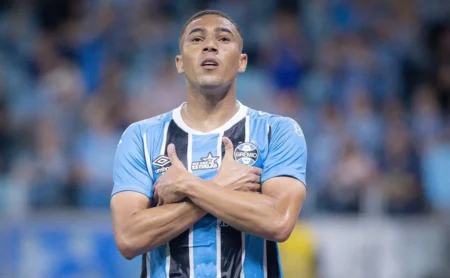 Carlos Vinícius supera médias de Flaco López e se torna trunfo do Grêmio contra o Palmeiras Carlos Vinícius supera médias de Flaco López e se torna trunfo do Grêmio contra o Palmeiras