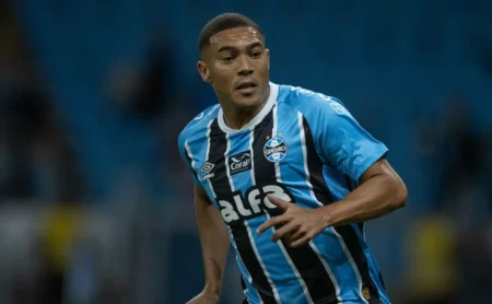 Carlos Vinicius: O Pilar das Recentes Vitórias do Grêmio Carlos Vinicius: O Pilar das Recentes Vitórias do Grêmio