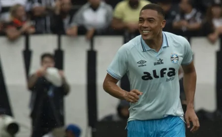 Carlos Vinicius: Superando Braithwaite em Gols nos Primeiros 10 Jogos pelo Grêmio Carlos Vinicius: Superando Braithwaite em Gols nos Primeiros 10 Jogos pelo Grêmio