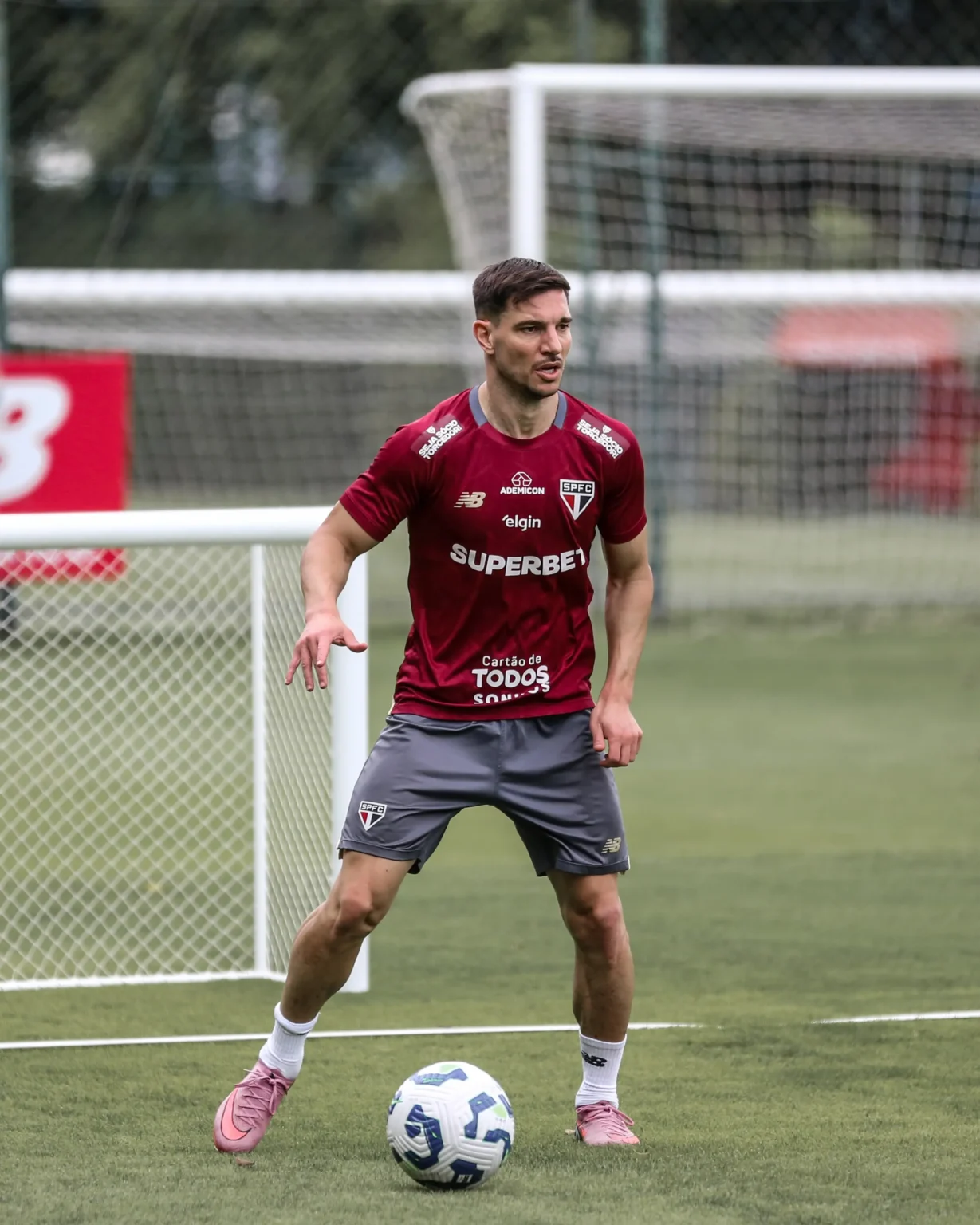 Cédric participa de treino com o elenco do São Paulo em sua reapresentação