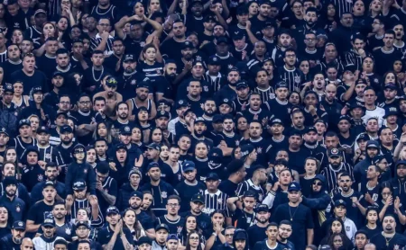 Clássico Paulista: Torcedores de Corinthians e São Paulo em Confronto Após Jogo Clássico Paulista: Torcedores de Corinthians e São Paulo em Confronto Após Jogo