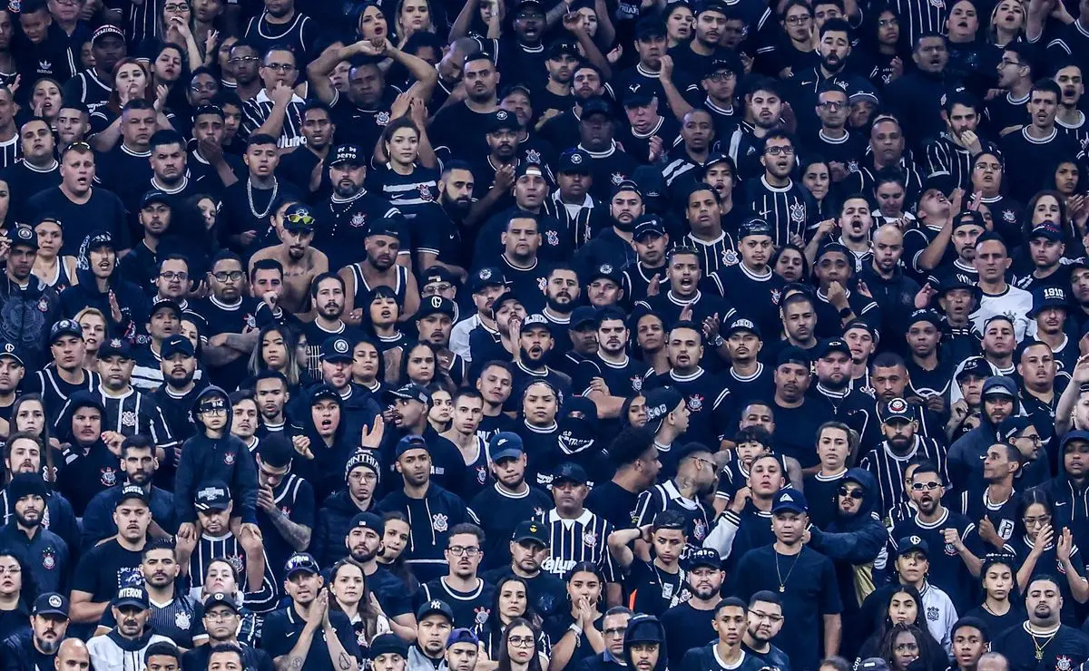 Clássico Paulista: Torcedores de Corinthians e São Paulo em Confronto Após Jogo Clássico Paulista: Torcedores de Corinthians e São Paulo em Confronto Após Jogo