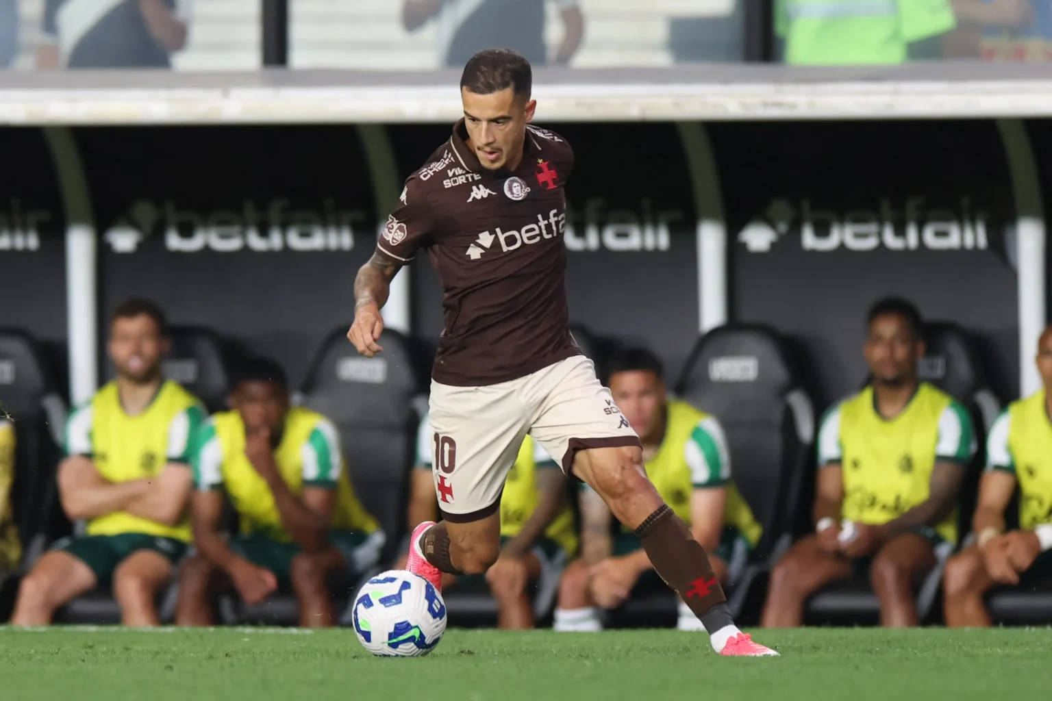 Coutinho compreende vaias e protestos da torcida do Vasco: "Precisamos ouvir as críticas"