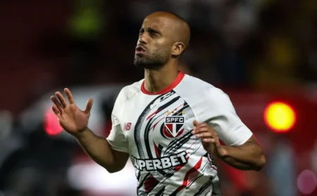 Crespo lamenta situação de Lucas Moura e médico do São Paulo detalha problema incurável do camisa 7