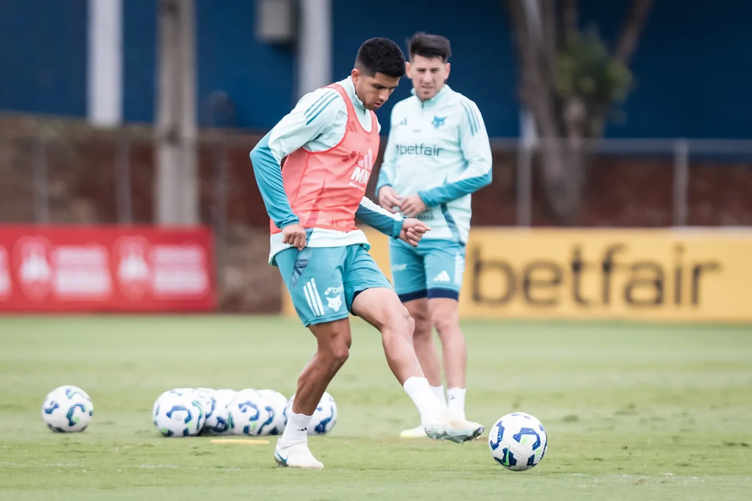 Cruzeiro: Técnico explica sacrifício de zagueiro barrado para o bem do clube Cruzeiro: Técnico explica sacrifício de zagueiro barrado para o bem do clube