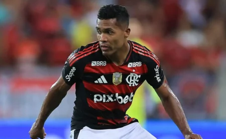 Danilo e Alex Sandro retornam ao Flamengo, mas a presença no Fla-Flu permanece em dúvida
