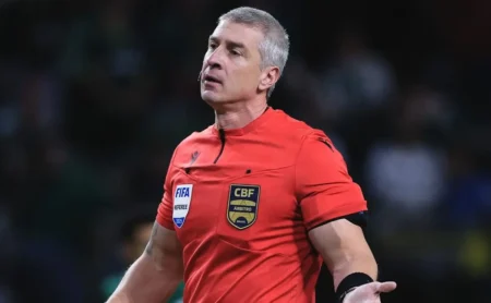 Daronco Provoca Torcida Corintiana com Decisões no Clássico contra o São Paulo pelo Brasileirão