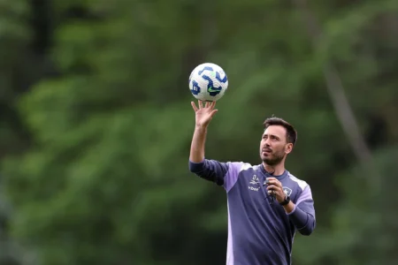 Davide Confirma Base Titular do Botafogo Intacta para Encontro com o Vitória