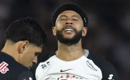 Depay deseja permanência; Stabile mantém cautela nas negociações com Corinthians Depay deseja permanência; Stabile mantém cautela nas negociações com Corinthians