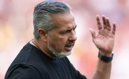 Diretor do Flamengo Critica Arbitragem Após Comparações com Lances do Palmeiras Diretor do Flamengo Critica Arbitragem Após Comparações com Lances do Palmeiras