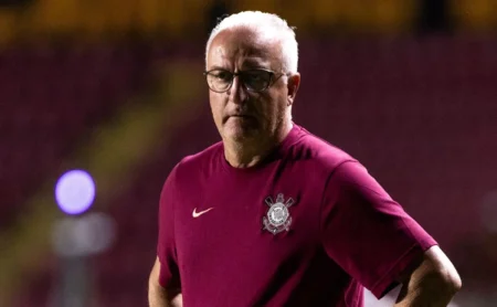 Dorival defende Garro e classifica lance que o tirou do clássico como "Situação natural de jogo"