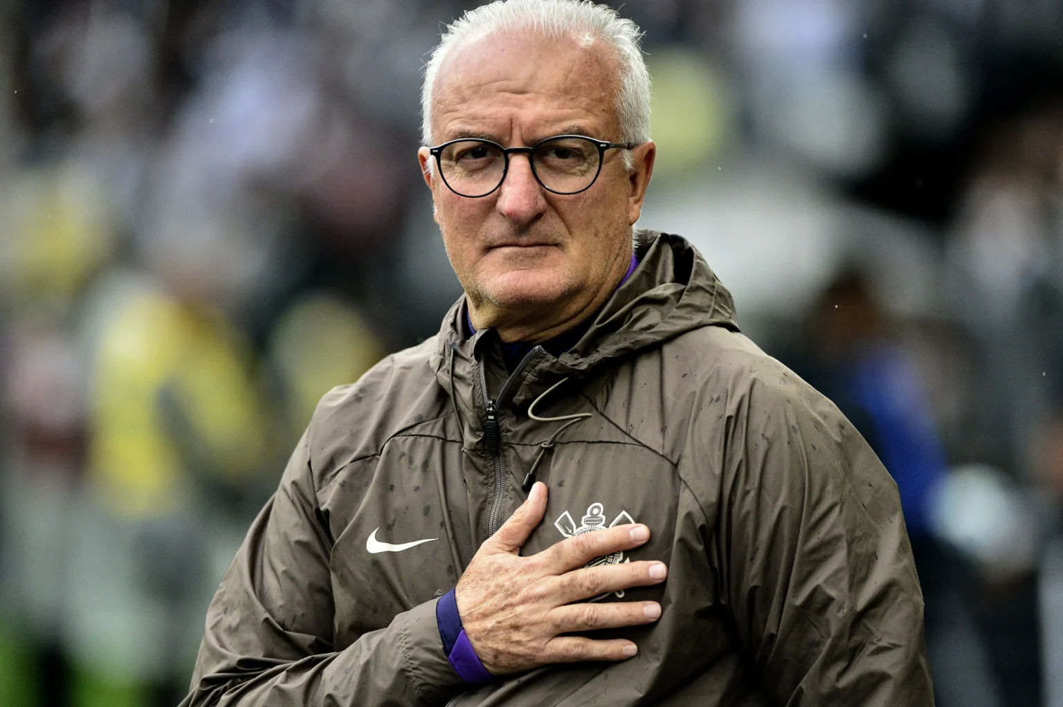 Dorival elogia equilíbrio do Corinthians e sugere Memphis como pivô: "Muito interessante"