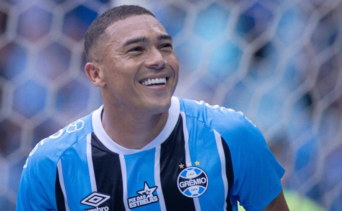 Dorival vetou Carlos Vinícius, que brilha no Grêmio e aguarda reencontro com Corinthians Dorival vetou Carlos Vinícius, que brilha no Grêmio e aguarda reencontro com Corinthians