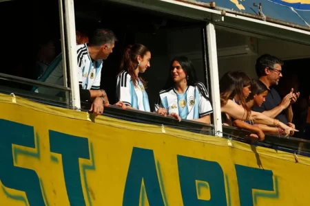 Dua Lipa: Estrela Pop Vibra na Bombonera em Clássico Boca Juniors x River Plate