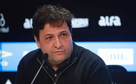 Dívida do Grêmio ascende a R$ 421 milhões com saída de Alberto Guerra, e o problema é evidenciado. Dívida do Grêmio ascende a R$ 421 milhões com saída de Alberto Guerra, e o problema é evidenciado.