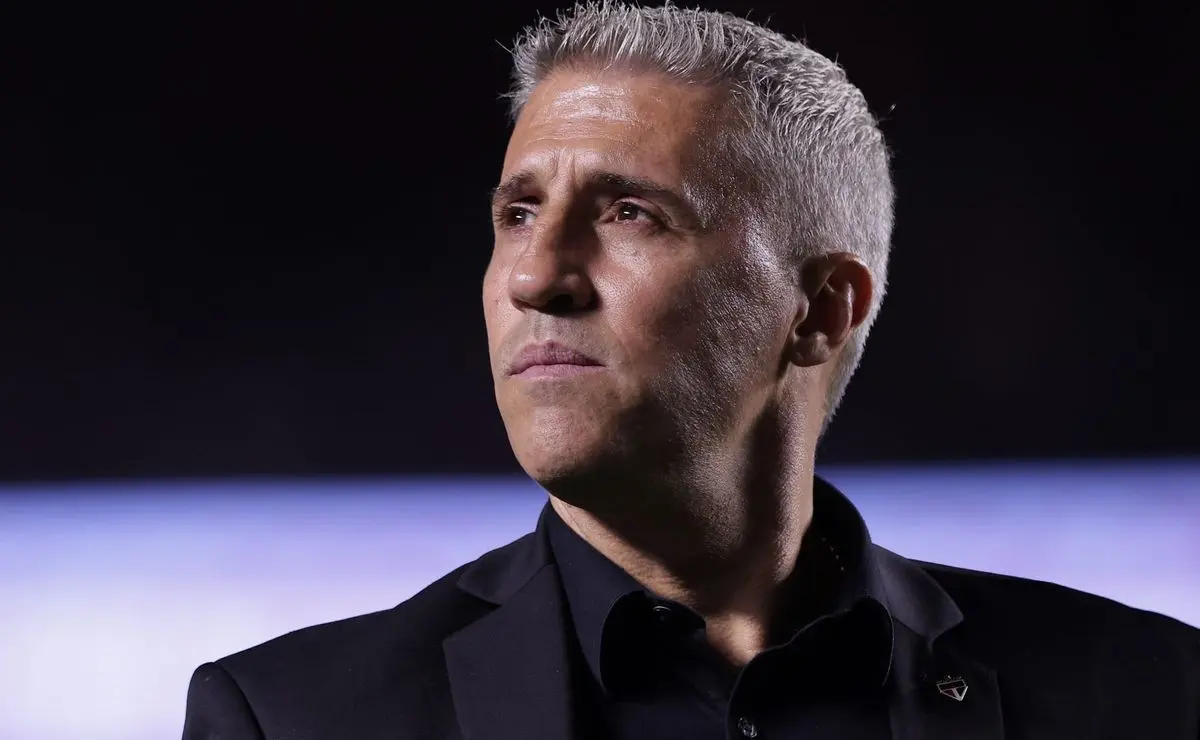 Escalação do São Paulo contra o Fluminense: Crespo anuncia surpresas para o jogo