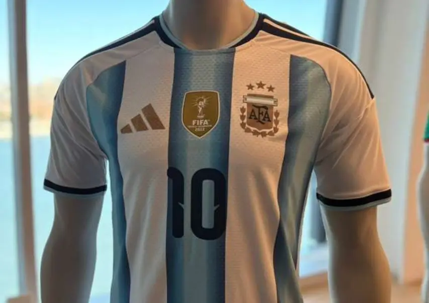 Estilista brasileiro concebe a camisa de Messi para a Copa de 2026 Estilista brasileiro concebe a camisa de Messi para a Copa de 2026