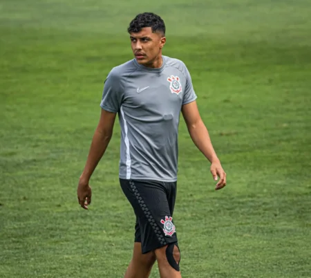 Ex-jogador que recebe pensão até 2035 alega negligência do Corinthians e sonho roubado Ex-jogador que recebe pensão até 2035 alega negligência do Corinthians e "sonho roubado"