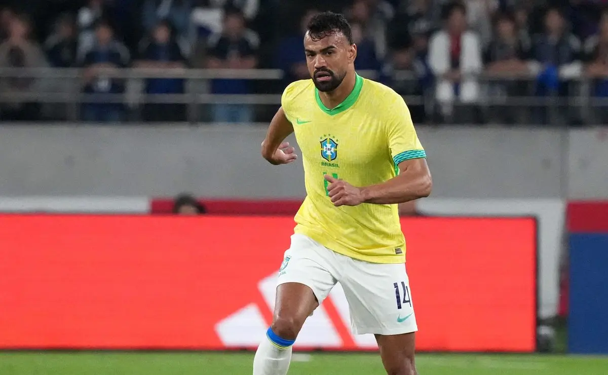 Fabricio Bruno, do Cruzeiro, disputa um minuto pela Seleção Brasileira contra Senegal