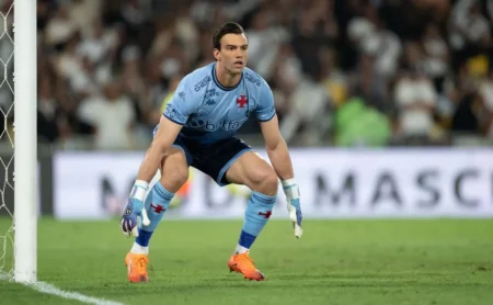 Falha de Léo Jardim Permite Nenê Marcar Gol Decisivo no Confronto Vasco x Juventude