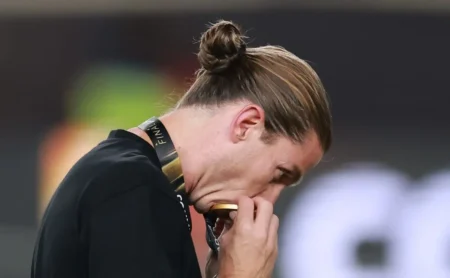 Filipe Luís: Renovação Emperrada Após Título da Libertadores, Flamengo Evita Pressão Pública