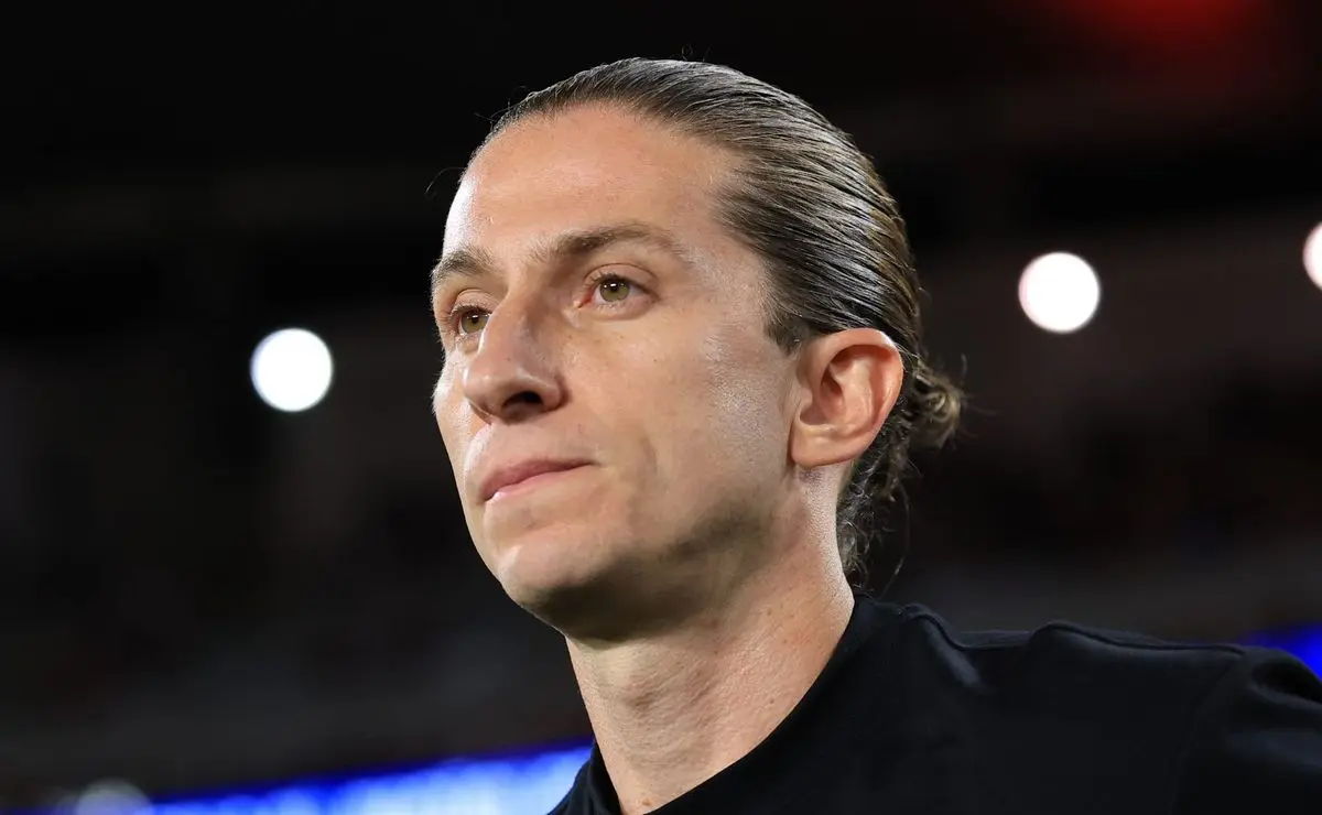 Filipe Luís auxilia na escalação do Flamengo para o clássico contra o Fluminense