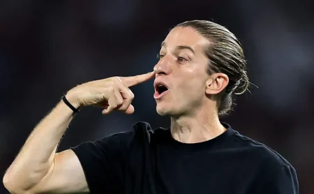 Filipe Luís barra João Victor e decide que zagueiro não joga mais pelo Flamengo este ano Filipe Luís barra João Victor e decide que zagueiro não joga mais pelo Flamengo este ano