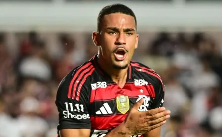 Filipe Luís mobiliza o Flamengo para resgatar Samuel Lino e garantir atacante pleno na final Filipe Luís mobiliza o Flamengo para "resgatar" Samuel Lino e garantir atacante pleno na final
