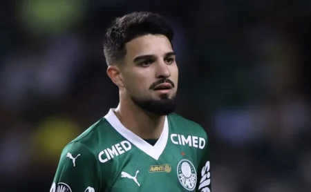 Flaco López perde chance clara de gol contra o Santos; Palmeiras mantém pressão intensa