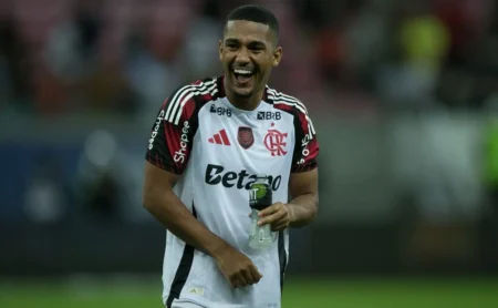 Flamengo Acena Com Negociação de Samuel Lino por Expressiva Quantia, Enquanto Benfica Demonstra Forte Interesse