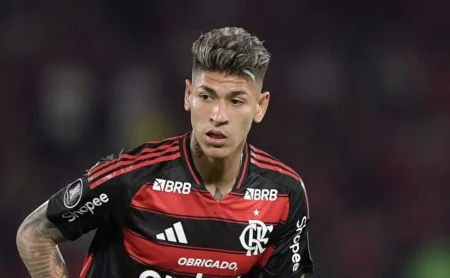 Flamengo atualiza estado de Carrascal após exames: Edema ósseo na costela.